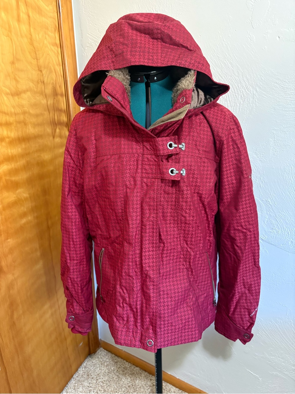 Womens Hooded Puffer Jacket in Berry Red
